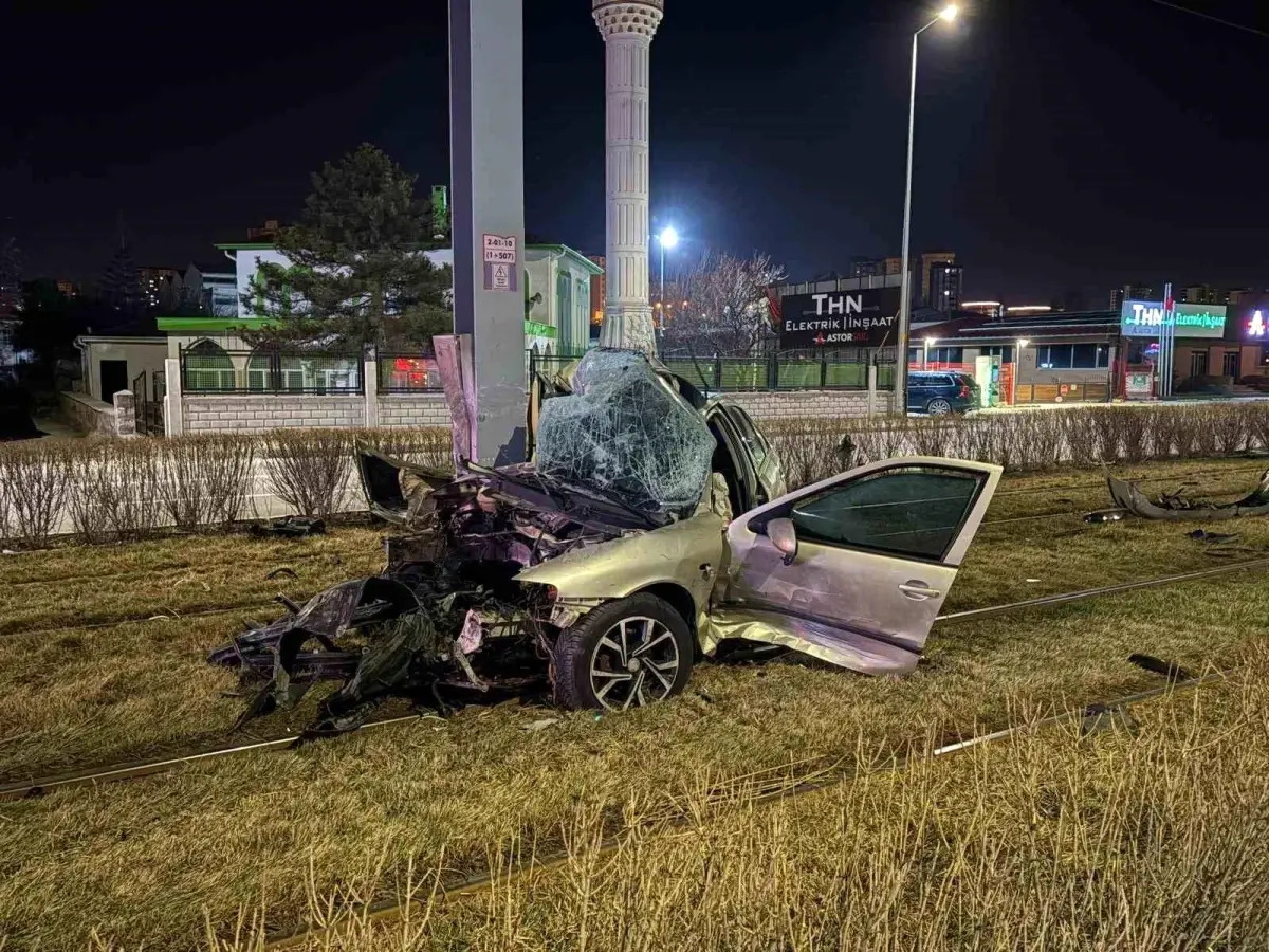 Kayseri\'de Kaza: Otomobil Tramvay Yoluna Girdi