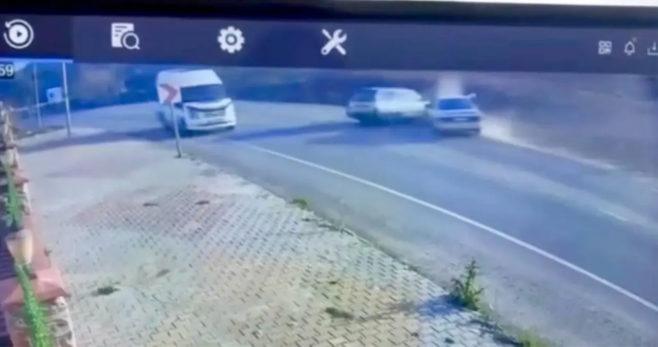 Virajda iki otomobil birbirine girdi: 1 ölü, 1 yaralı