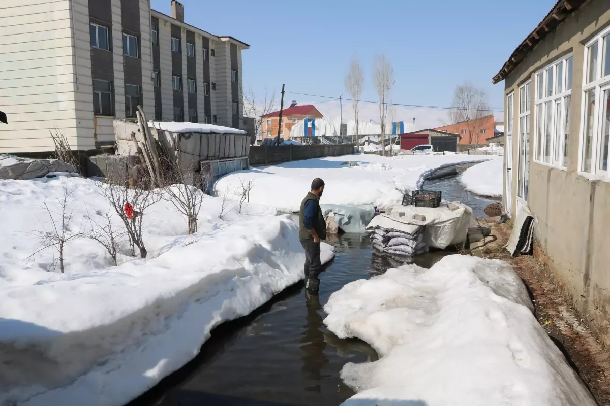 Yüksekova\'da Sağanak Su Baskınlarına Neden Oldu