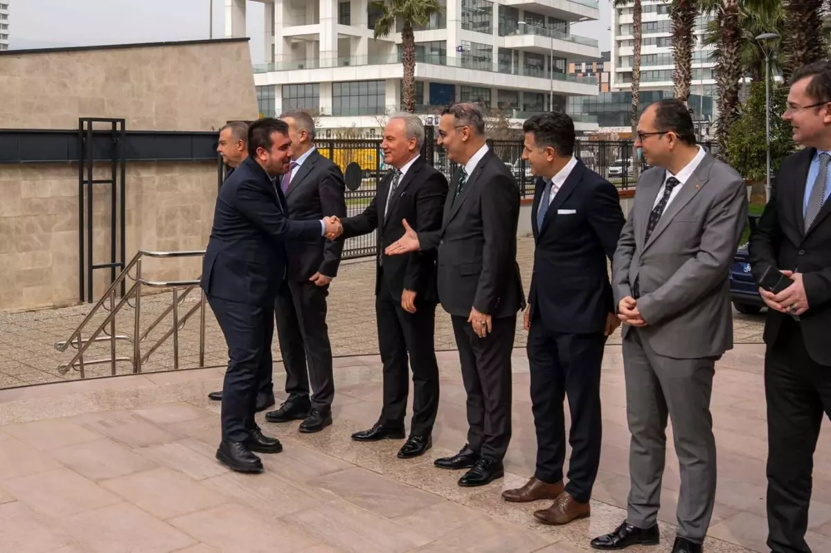 Adalet Bakan Yardımcısı Tuncay\'dan İzmir Adliyesi\'ne ziyaret