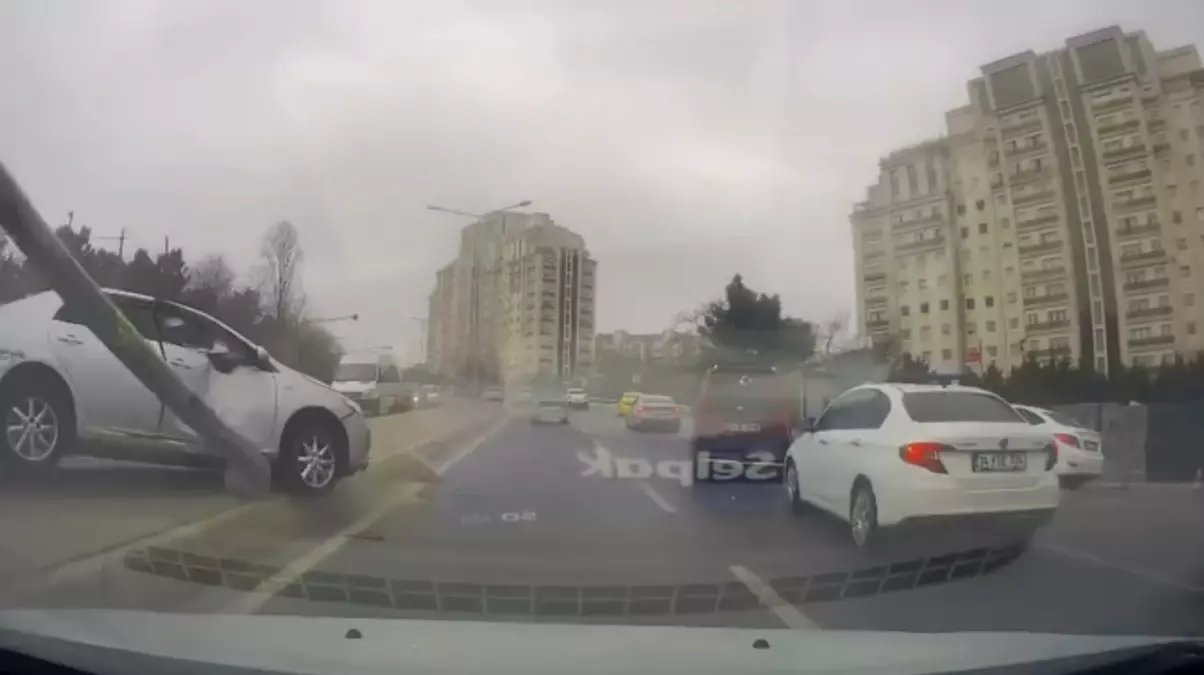 Ataşehir\'de Kaza: Aydınlatma Direği Devrildi