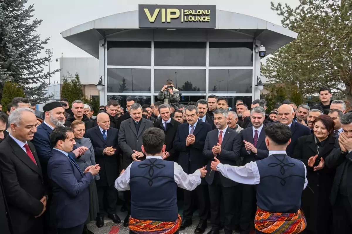 Bakan Tekin\'den CHP\'ye Eleştiriler