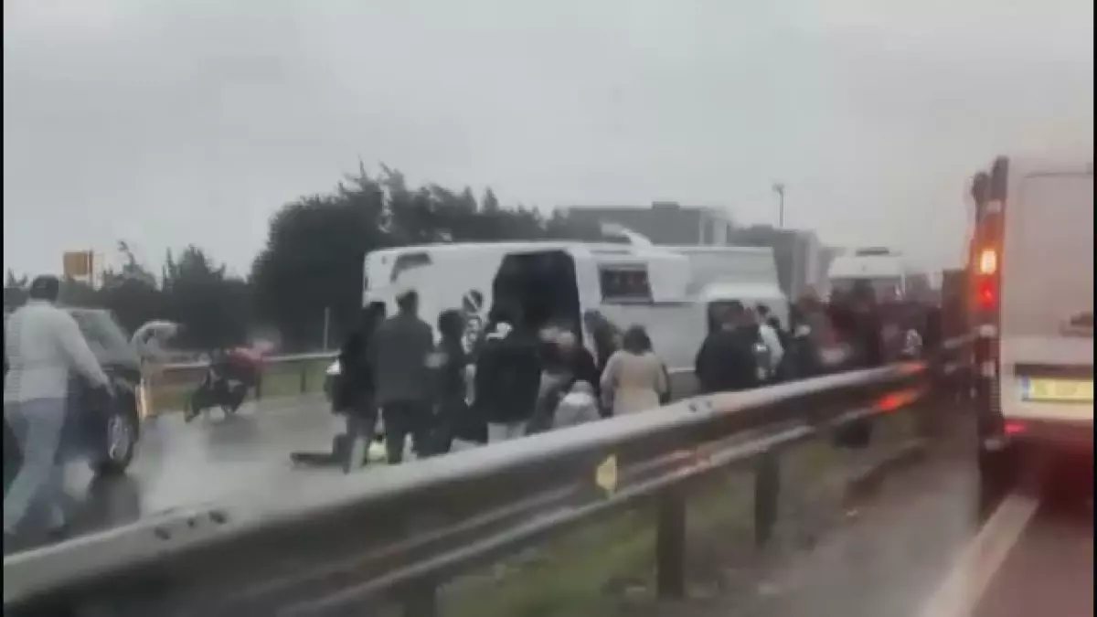 Büyükçekmece\'de servis minibüsü devrildi: 1 ölü 9 yaralı