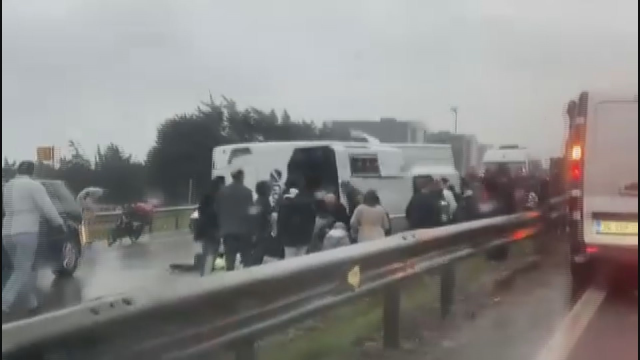 Büyükçekmece'de servis minibüsü devrildi: 1 ölü 9 yaralı