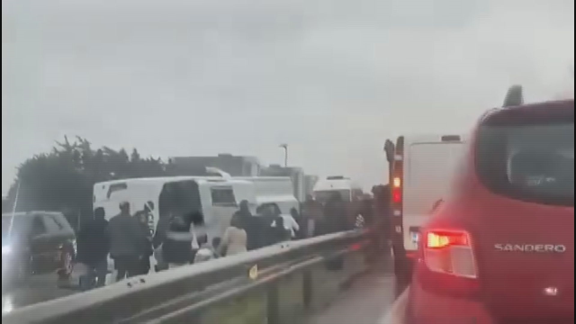 Büyükçekmece'de servis minibüsü devrildi: 1 ölü 9 yaralı