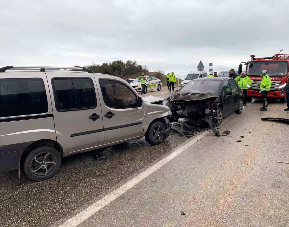 Eğirdir\'de Zincirleme Kaza: 8 Yaralı