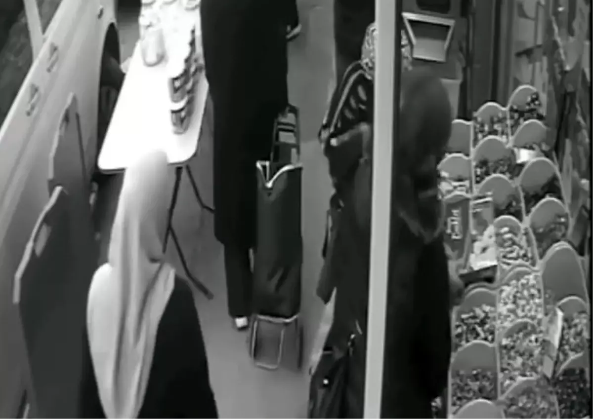 Esenyurt\'ta Çikolata ve Kıyafet Hırsızlığı