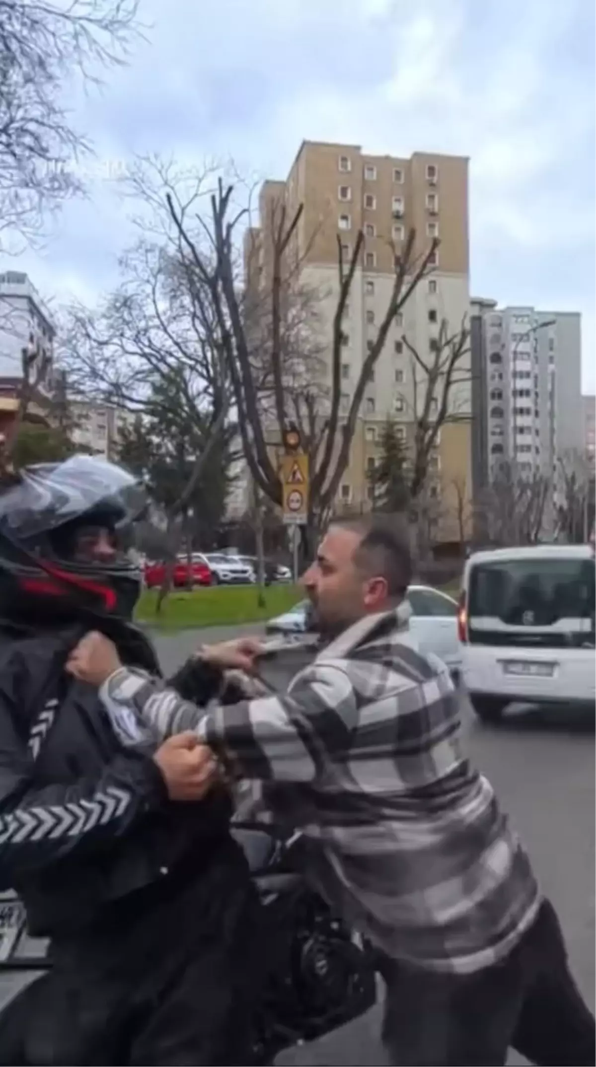 Kadıköy\'de Yaya ve Motosikletli Kavgası