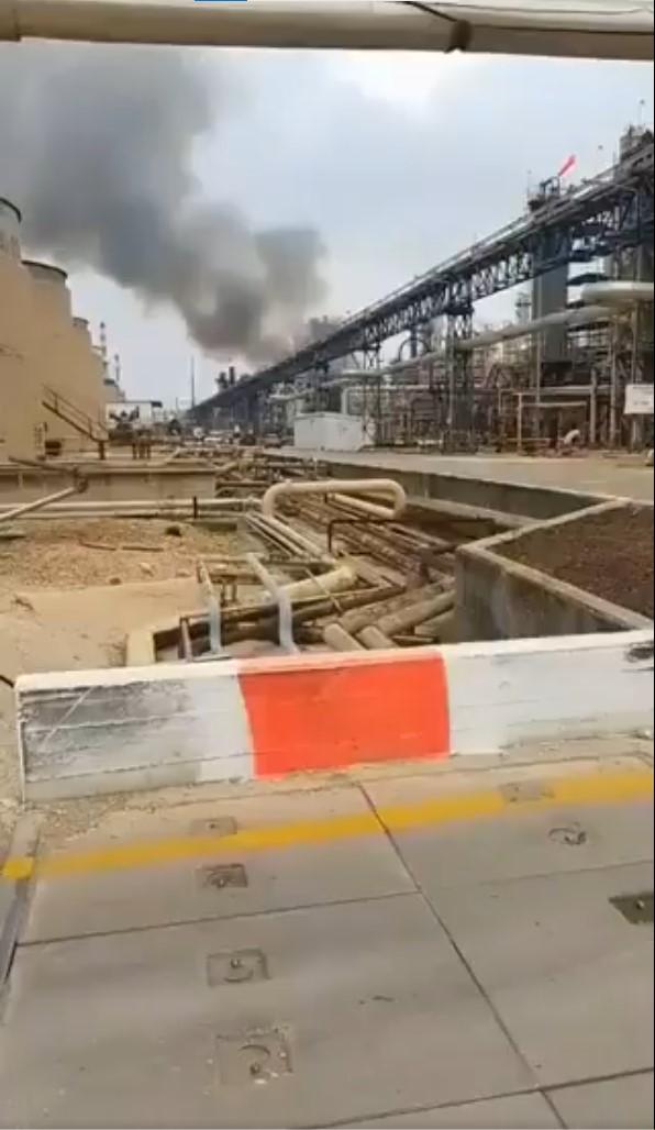 Netanyahu konuşurken, İran İsrail'in rafinelerini füzelerle vurdu