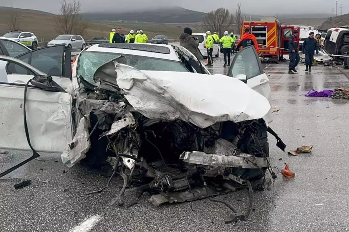 Otomobil, hafif ticari araca çarptı: Baba ve oğlu öldü, 4 yaralı