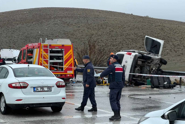 Otomobil, hafif ticari araca çarptı: Baba ve oğlu öldü, 4 yaralı
