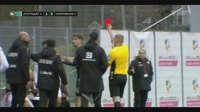 Sahaya giren topu dışarıya atan oyuncu saniyeler sonra hayatının şokunu yaşadı