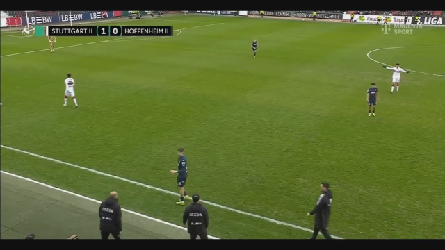 Sahaya giren topu dışarıya atan oyuncu saniyeler sonra hayatının şokunu yaşadı