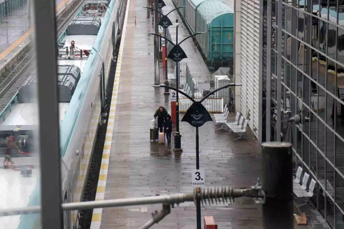 Sakarya\'da tren istasyonu ve otogarda arife sakinliği