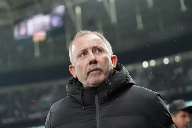 Sergen Yalçın, '30 gündür oruç tutan tek oyuncu o!' deyip öğrencisini övdü de övdü Sergen Yalçın, '30 gündür oruç tutan tek oyuncu o!' deyip öğrencisini övdü de övdü