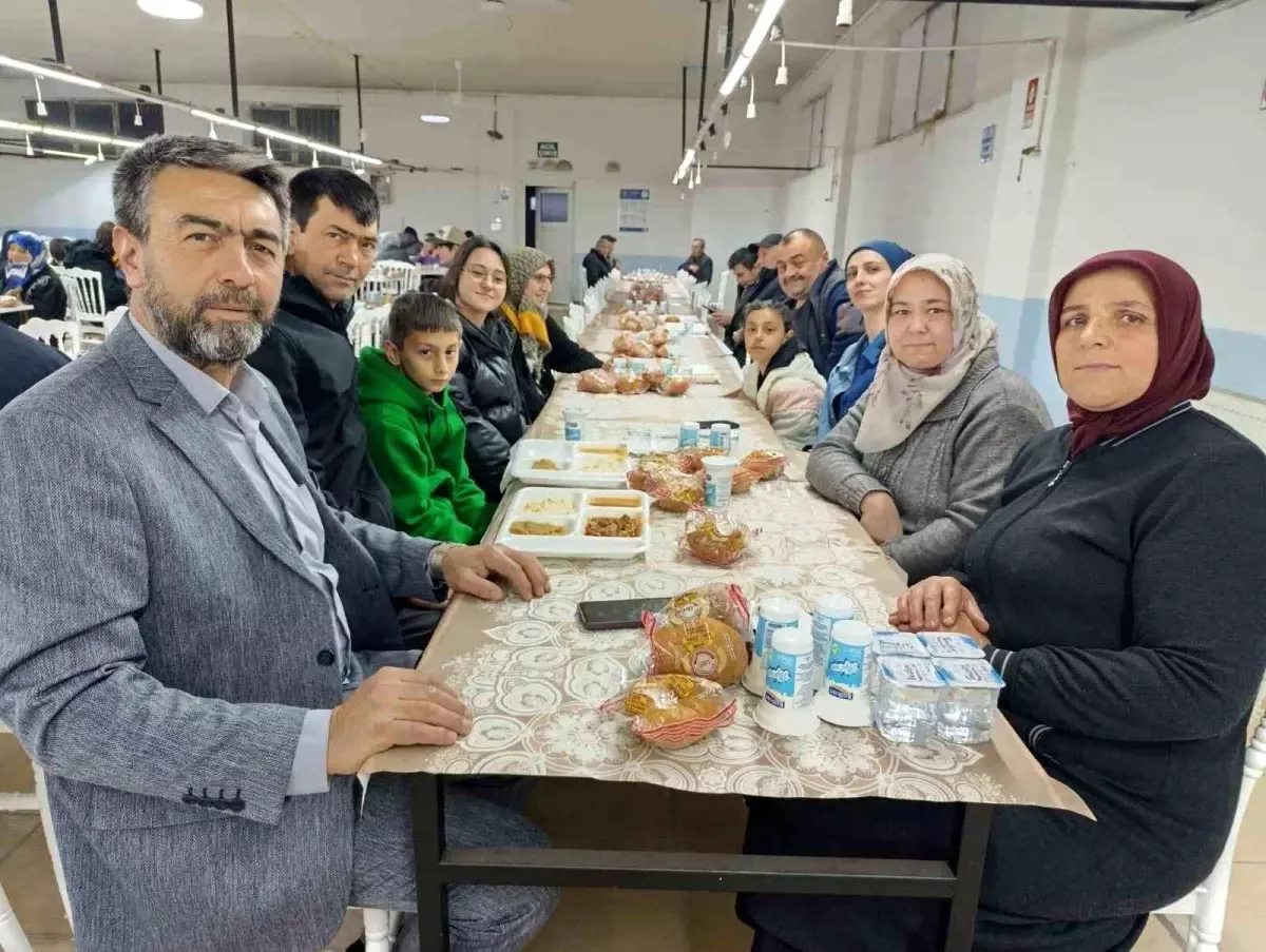 Simav Güney Beldesinde 750 kişilik gönül sofrası kuruldu