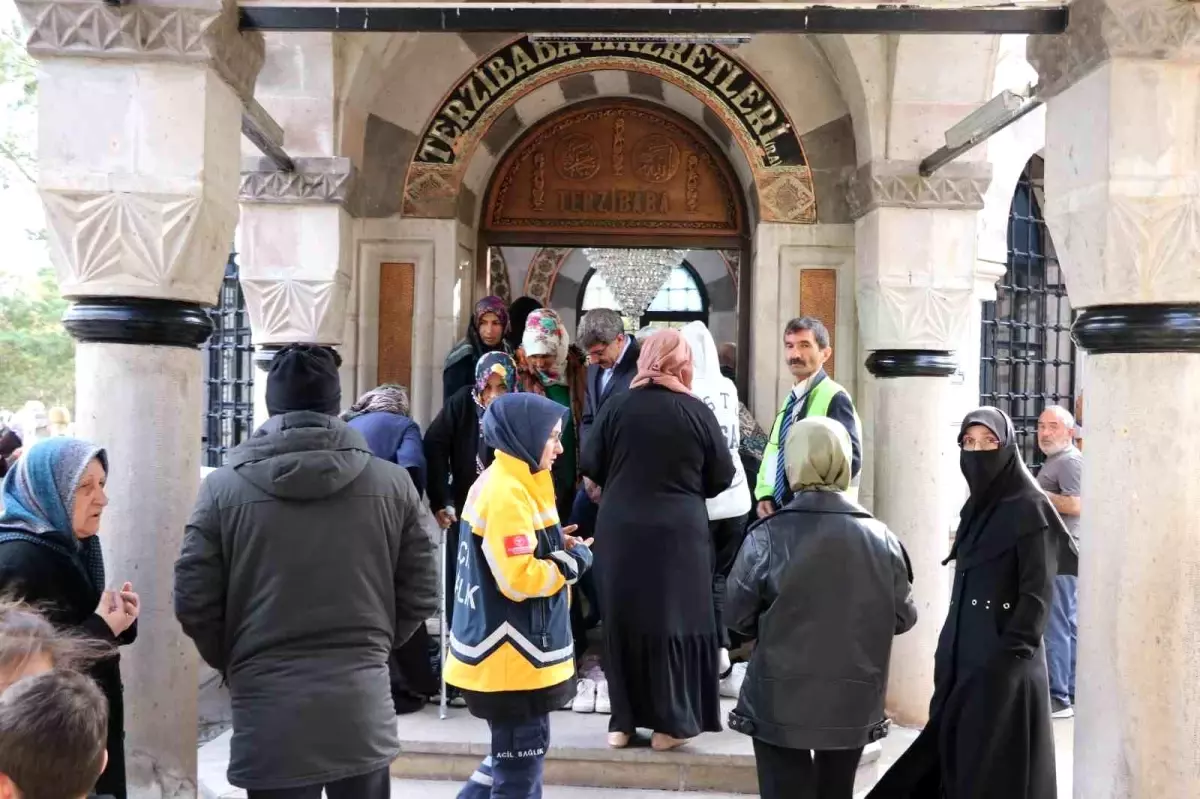 Erzincan Mezarlığı\'nda Bayram Ziyareti