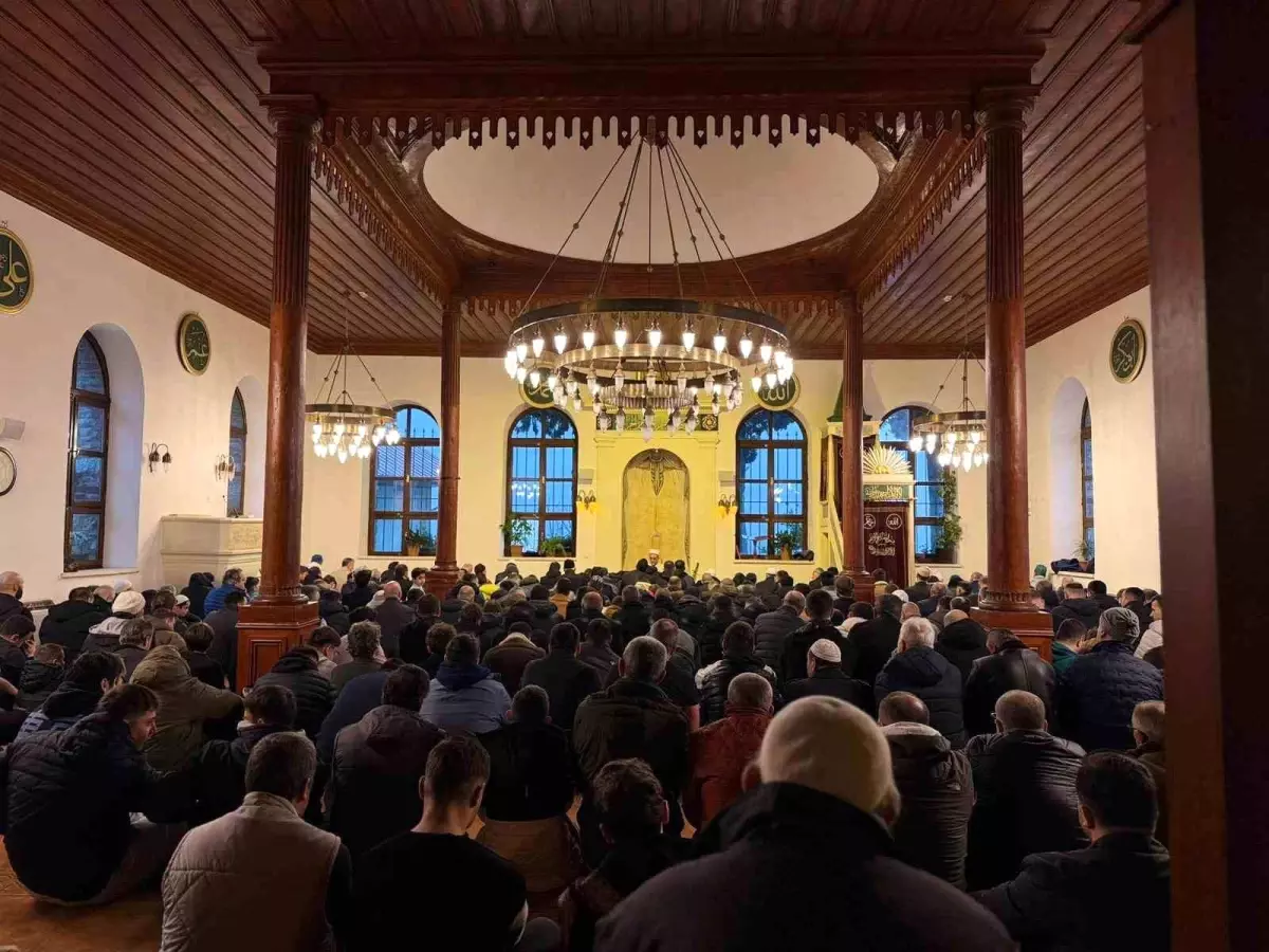 700 yıllık Orhan Camii\'nde bayram coşkusu