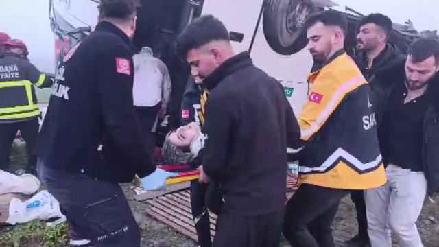 Adana'da yolcu otobüsü devrildi: Ölü ve yaralılar var