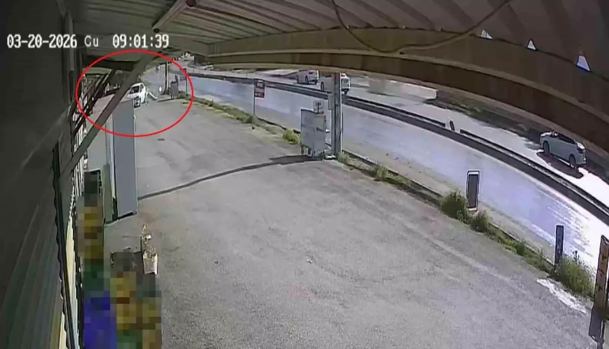 Akıl almaz kaza! Otomobil 3 iş yerlerinin içinden geçti