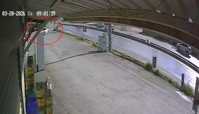 Akıl almaz kaza! Otomobil 3 iş yerlerinin içinden geçti