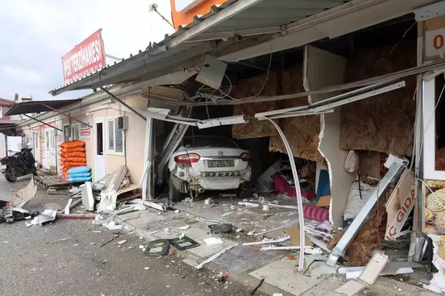 Akıl almaz kaza! Otomobil 3 iş yerlerinin içinden geçti