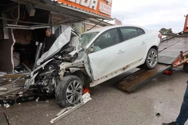 Akıl almaz kaza! Otomobil 3 iş yerlerinin içinden geçti