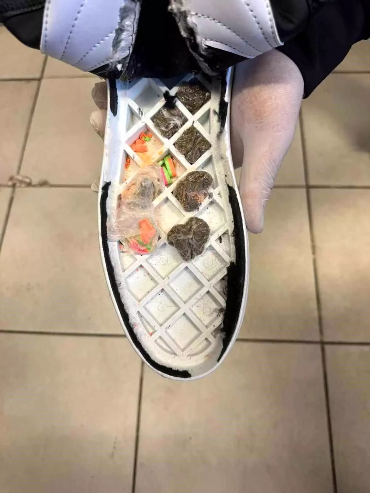 Şanlıurfa\'da Ayakkabıdan Uyuşturucu Çıktı