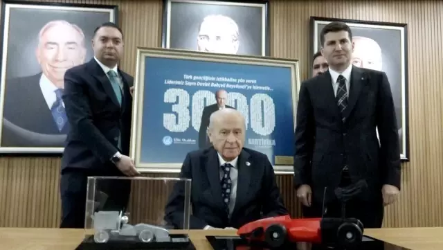 Bahçeli, Ülkü Ocakları'nın yarış arabalarına 'Göktay' ismini verdi Bahçeli, Ülkü Ocakları'nın yarış arabalarına 'Göktay' ismini verdi