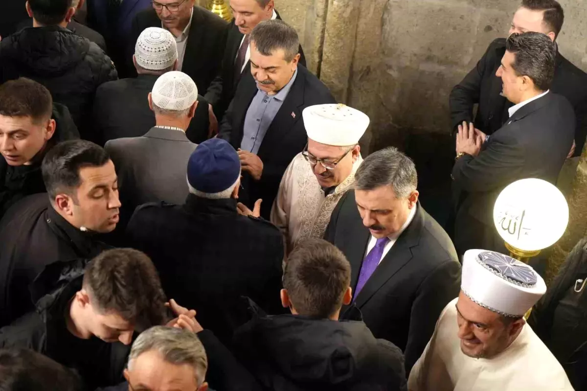 Bakan Tekin ve Çiftçi, bayram namazını Erzurum\'da kıldı