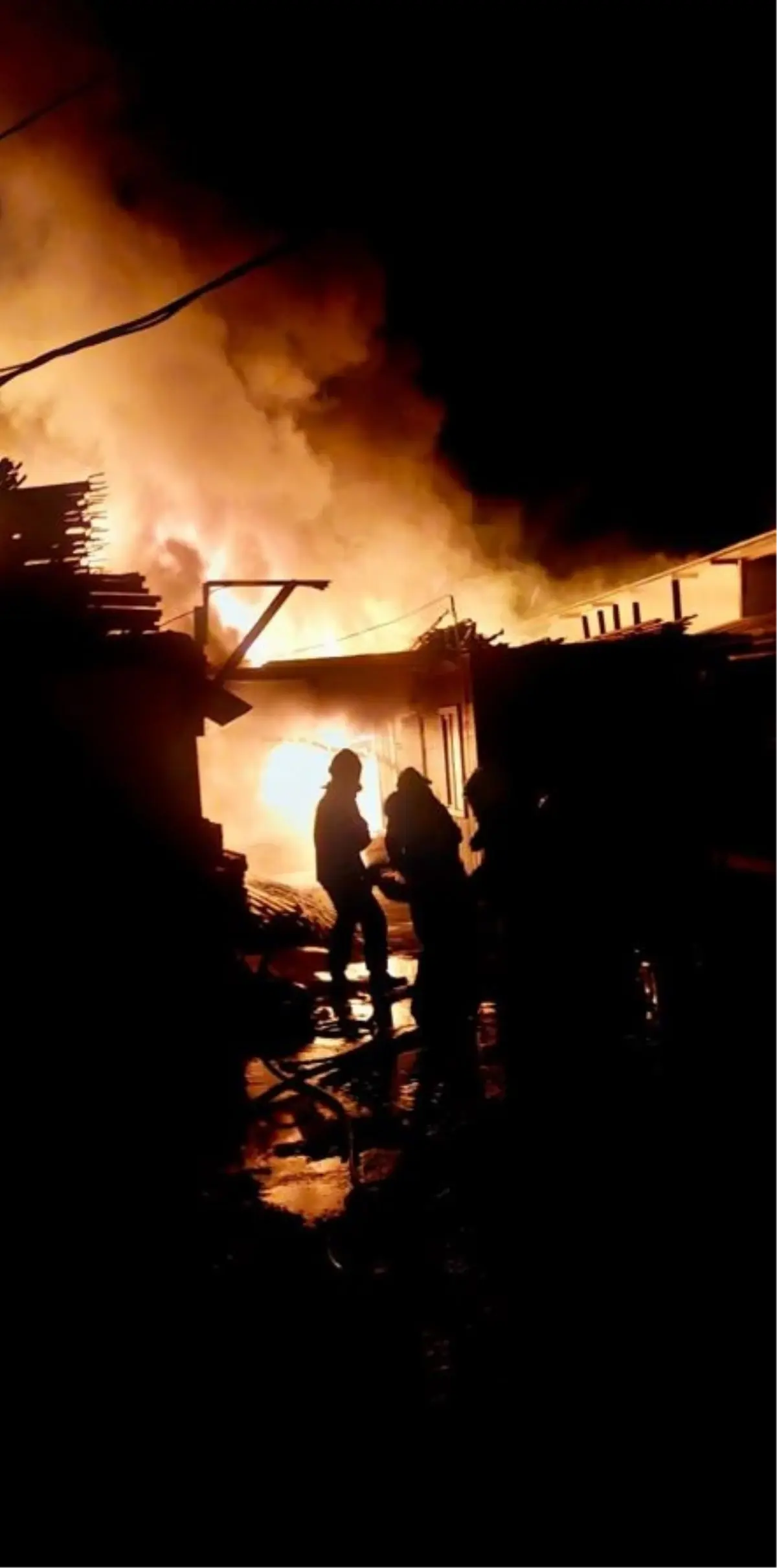 Bodrum\'da İşçi Konteynerleri Yandı