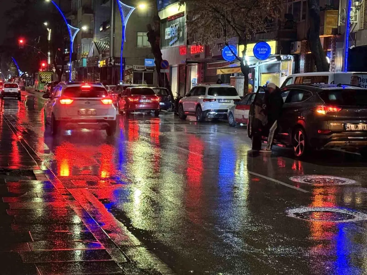 İzmit\'te Kavga: Bir Kişi Feci Darbedildi