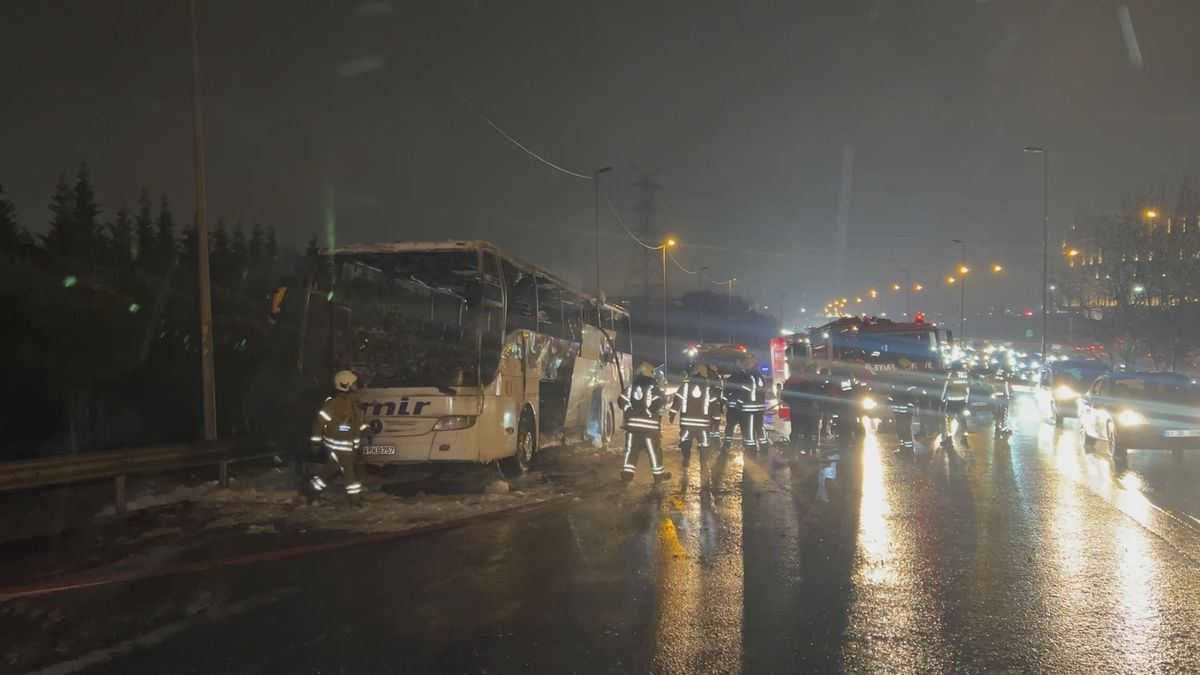 Esenler TEM Otoyolu\'nda yolcu otobüsünde yangın çıktı