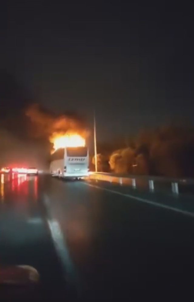 Esenler TEM Otoyolu'nda yolcu otobüsünde yangın çıktı