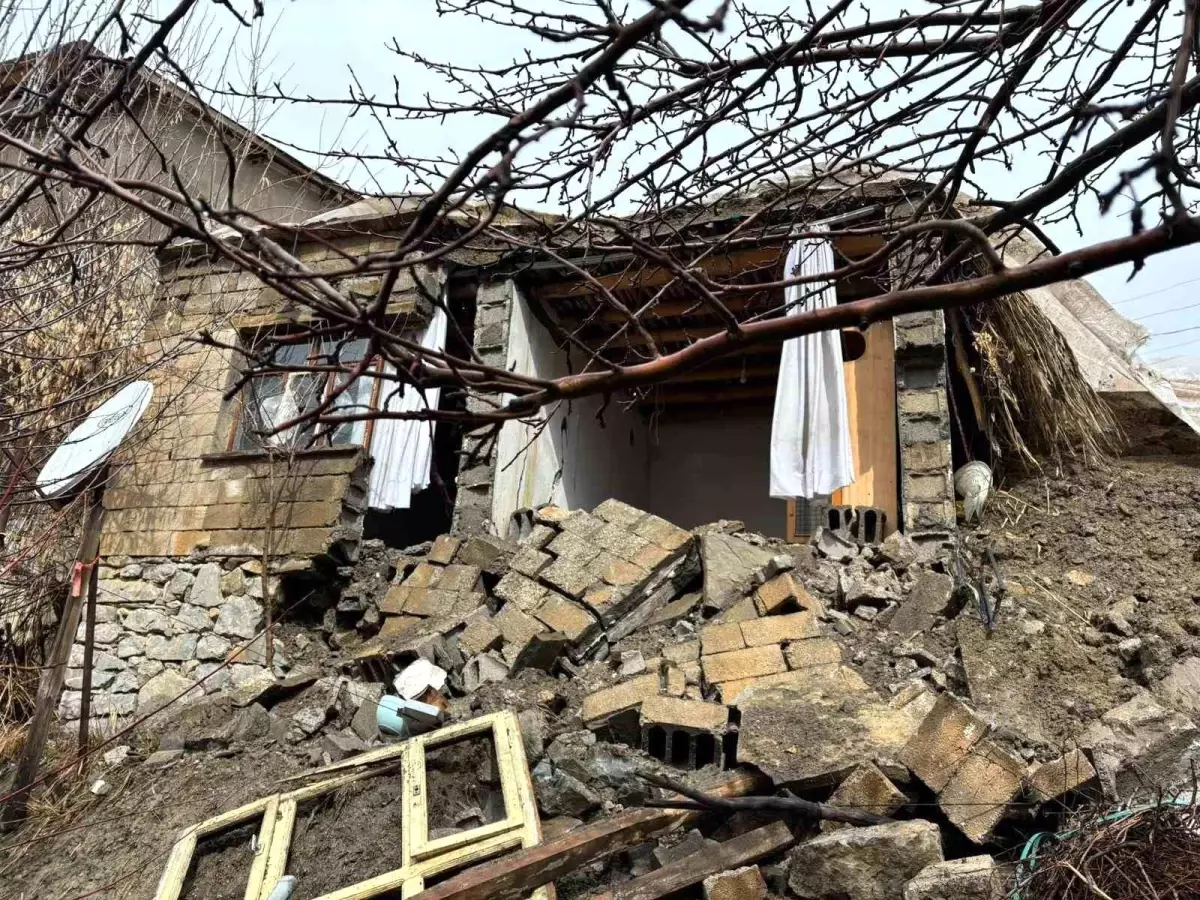 Hakkari\'de Yağışlar Ev Çöktürdü