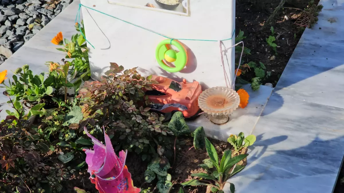 Hatay\'daki deprem şehitliğinde hüzünlü bayram ziyareti