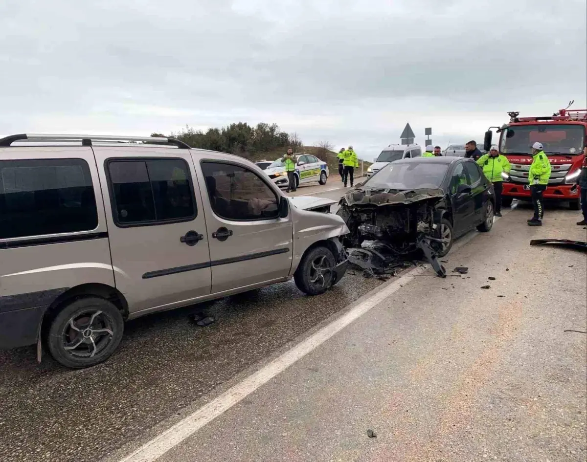 Eğirdir\'de Zincirleme Kaza: 8 Yaralı