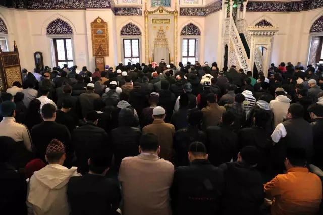 Japonya'daki Tokyo Camii'nde bayram namazı yoğun katılım nedeniyle 5 kez kılındı Japonya'daki Tokyo Camii'nde bayram namazı yoğun katılım nedeniyle 5 kez kılındı