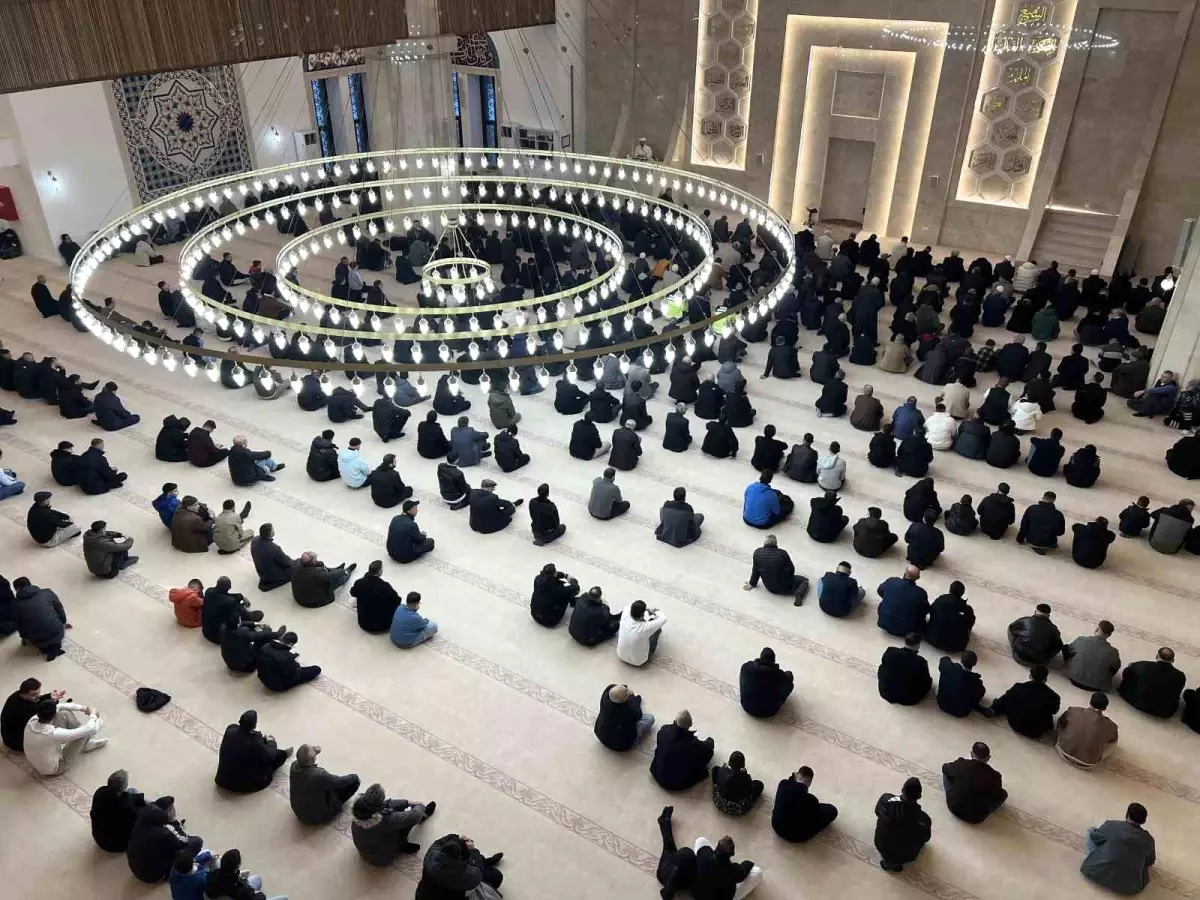 Kars\'ta Bayram Namazı Coşkusu