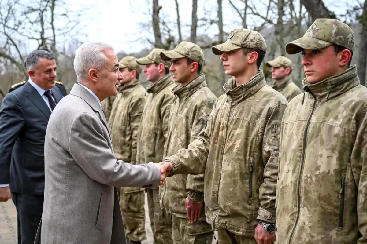Vali Turan, Mehmetçiklerle Bayramlaştı
