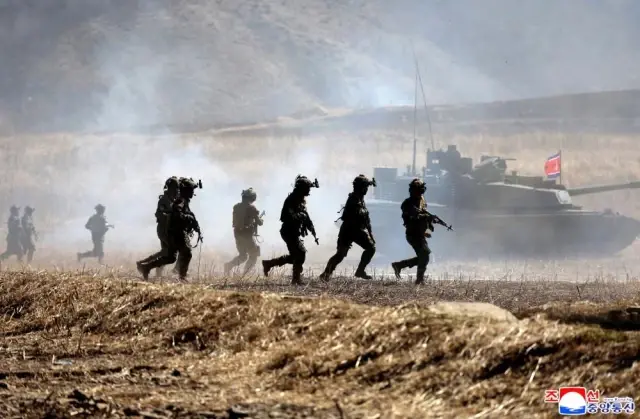 Kuzey Kore'de tank birliklerinin katılımıyla taktik saldırı tatbikatı