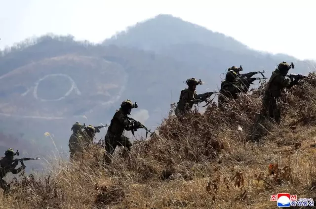 Kuzey Kore'de tank birliklerinin katılımıyla taktik saldırı tatbikatı