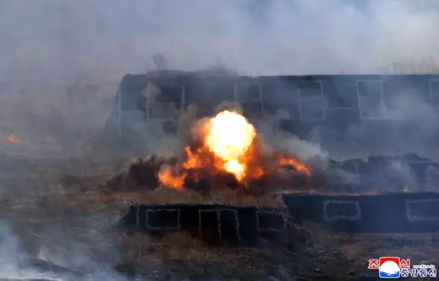 Kuzey Kore'de tank birliklerinin katılımıyla taktik saldırı tatbikatı