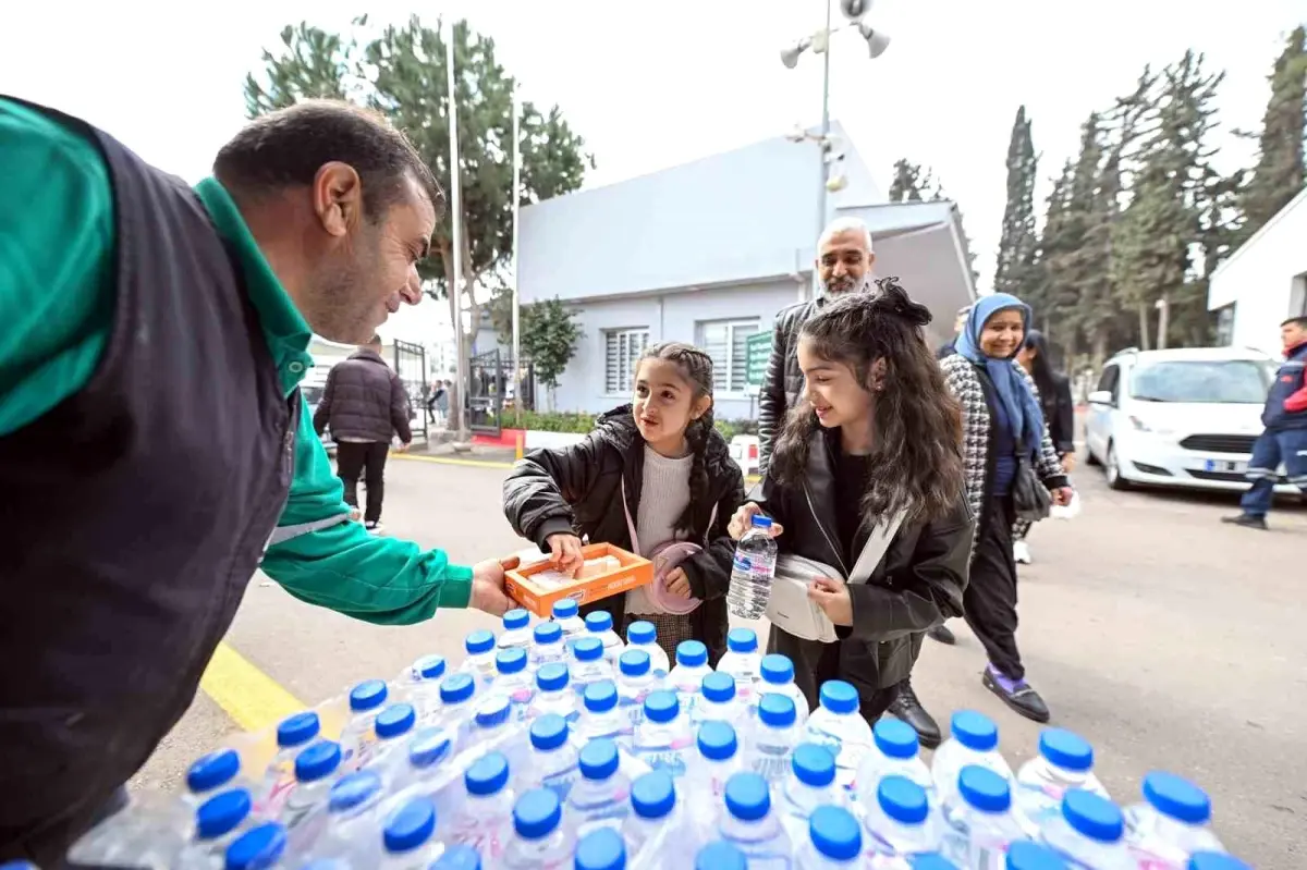 Mersin\'de bayramda mezarlıklarda vatandaşlar yalnız bırakılmıyor