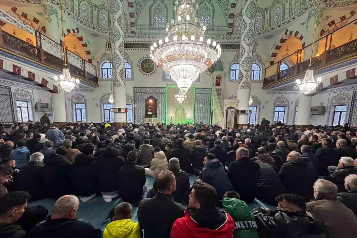 Niğde\'de bayram namazı sonrası bayramlaşma