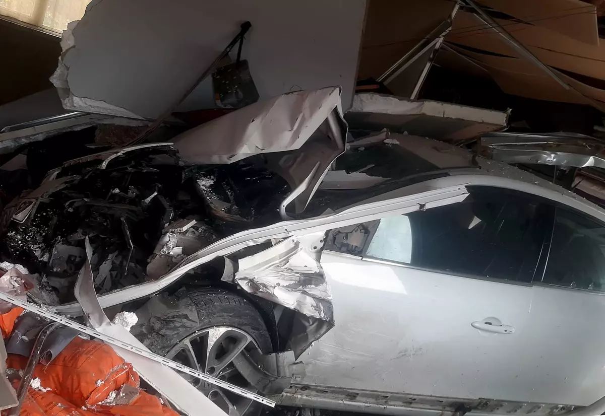 Defne\'de Kaza: Otomobil Prefabrik İş Yerlerine Girdi