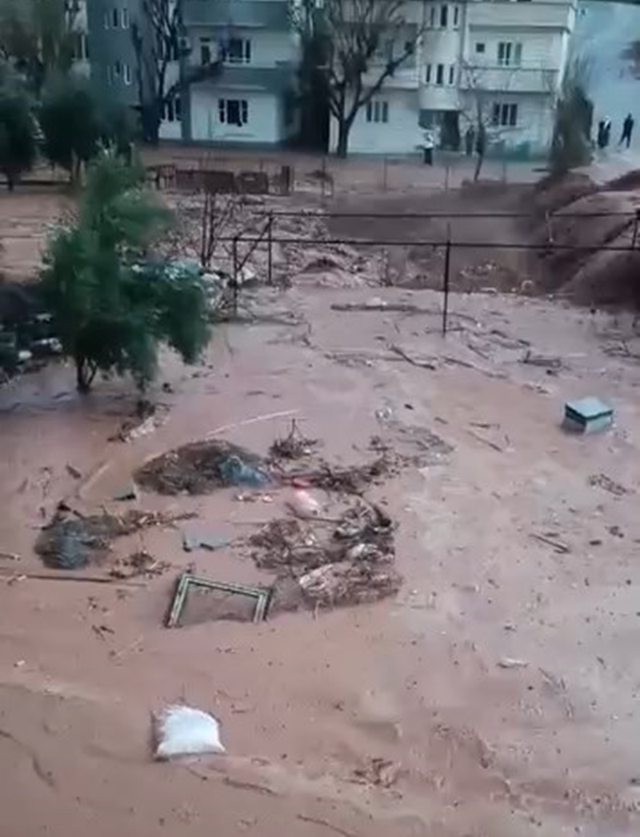 Şırnak'ta sağanak sele dönüştü, dereler taştı, evler sular altında kaldı
