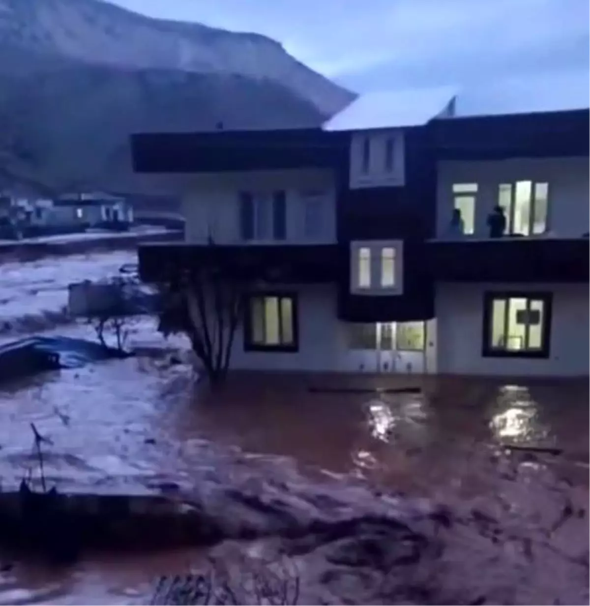 Şırnak\'ta sağanak sele neden oldu, evleri su bastı