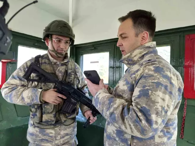 Telefondan annesiyle bayramlaşan Mehmetçik'in duygu dolu anları