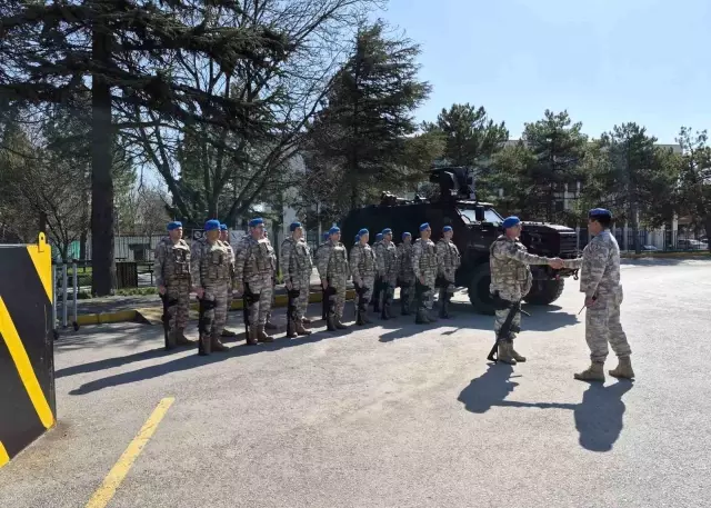 Telefondan annesiyle bayramlaşan Mehmetçik'in duygu dolu anları